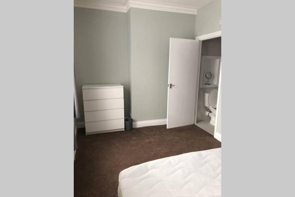 4 Bedroom House In Harrogate Town Centre Екстер'єр фото